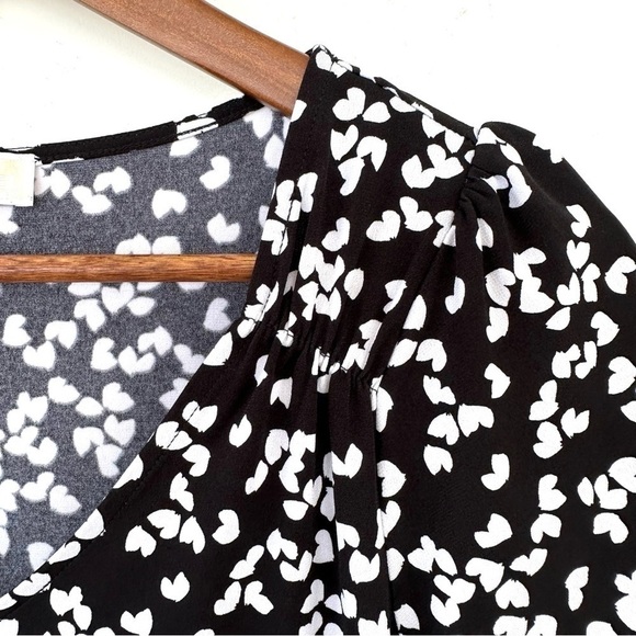 Michael Kors  jersey knit top with a v-neckline and short sleeves - Picture 4 of 10